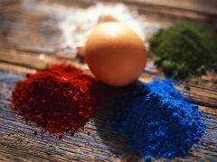 Paasei met verschillende kleuren poeder