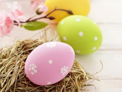 Beschilderde paaseieren met hooi en japanse sierkers